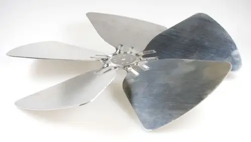 Silberner Ventilatorflügel mit vier Blättern, gefertigt aus Metall. Hersteller ist Remko. Das Design ist einfach und funktional, geeignet für verschiedene Ventilationsanwendungen.