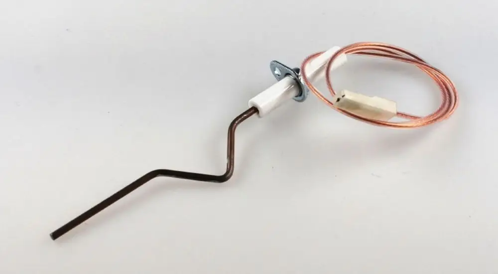 Ionisationselektrode mit gebogenem Metallrohr und weißen Isolierungsteilen, hergestellt von Remko. Verbunden mit einem Kupferkabel für elektrische Anschlüsse.