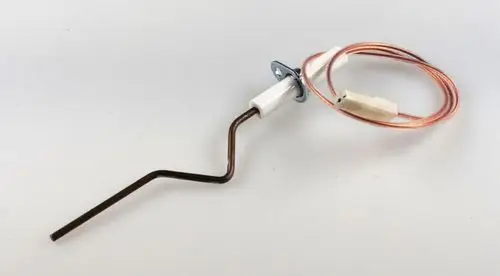 Ionisationselektrode mit gebogenem Metallrohr und weißen Isolierungsteilen, hergestellt von Remko. Verbunden mit einem Kupferkabel für elektrische Anschlüsse.