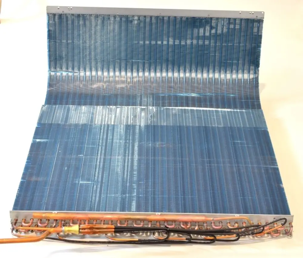 Verflüssiger von Remko mit blauer, lamellenförmiger Oberfläche und Kupferrohren, horizontal angeordnet, zur Verwendung in Kühlsystemen.