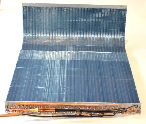 Verflüssiger von Remko mit blauer, lamellenförmiger Oberfläche und Kupferrohren, horizontal angeordnet, zur Verwendung in Kühlsystemen.