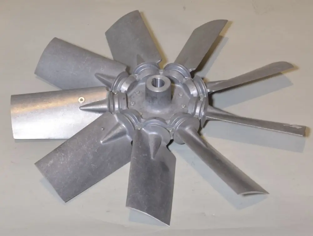 Ventilatorflügel von Remko mit mehreren Flügen, aus Metall gefertigt, zentraler Befestigungsanschluss, geeignet für Luftzirkulation in technischen Anwendungen.