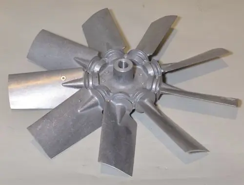 Ventilatorflügel von Remko mit mehreren Flügen, aus Metall gefertigt, zentraler Befestigungsanschluss, geeignet für Luftzirkulation in technischen Anwendungen.