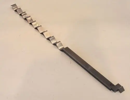 Stangenförmiges Metallgerät mit wellenförmigem Profil, möglicherweise für die Luftzirkulation. Erzeugt von der Marke Remko.
