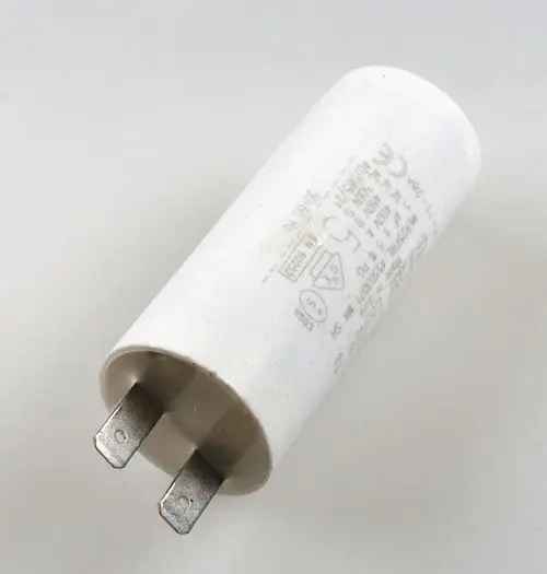 Weißer Kondensator mit zwei metallischen Anschlussstiften, beschriftet mit technischen Daten, hergestellt von der Marke Remko.
