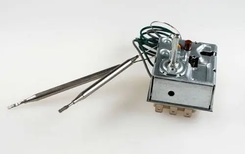 Regler von Remko mit mehreren Anschlüssen und zwei metallischen Messen. Die Bauform weist einen Drehknopf für die Temperatureinstellung auf.