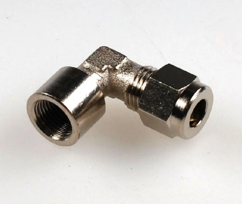 Winkelkupplung aus Metall, ermöglicht die Verbindung von Schläuchen in einem winkligen Verlauf. Geeignet für den Einsatz in hydraulischen Systemen, hergestellt von Remko.