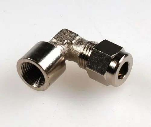 Winkelkupplung aus Metall, ermöglicht die Verbindung von Schläuchen in einem winkligen Verlauf. Geeignet für den Einsatz in hydraulischen Systemen, hergestellt von Remko.