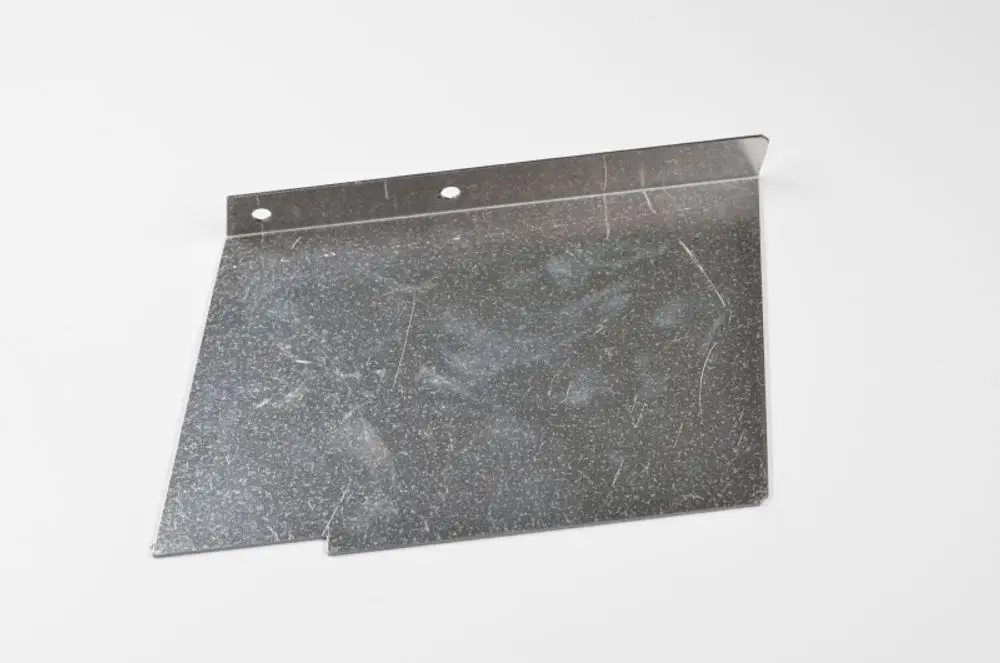 Rechteckiges Metallblech mit zwei Löchern zur Befestigung. Es ist geeignet für Luftleit- und Lüftungssysteme und gehört zur Produktreihe von Remko.