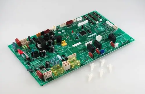 Grüne Steuerplatine mit verschiedenen elektrischen Bauteilen und Steckverbindungen, hergestellt von Remko, auf hellem Hintergrund.