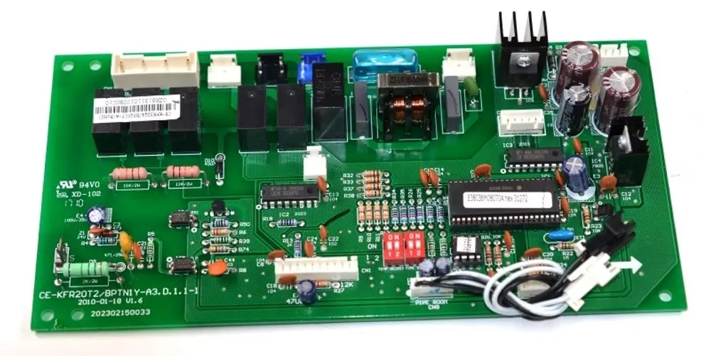 Grüne Steuerplatine mit diversen elektronischen Bauteilen und Anschlüssen. Marke Remko, verwendet in Heizungs- oder Kühlsystemen.