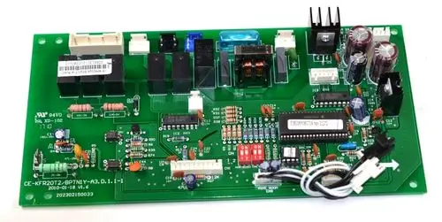 Grüne Steuerplatine mit diversen elektronischen Bauteilen und Anschlüssen. Marke Remko, verwendet in Heizungs- oder Kühlsystemen.