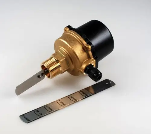 Differenzdruckwächter von Remko mit einem goldenen Gehäuse und einer Metallplatte zur Druckmessung. Anschlussanschlüsse sind sichtbar.
