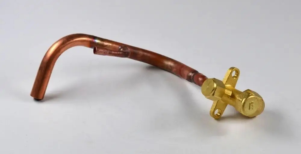 Kupferrohr mit goldenem Ventilanschluss, geeignet für den Einsatz in Klimaanlagen oder Kühlsystemen, hergestellt von Remko.