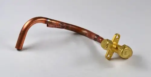 Kupferrohr mit goldenem Ventilanschluss, geeignet für den Einsatz in Klimaanlagen oder Kühlsystemen, hergestellt von Remko.