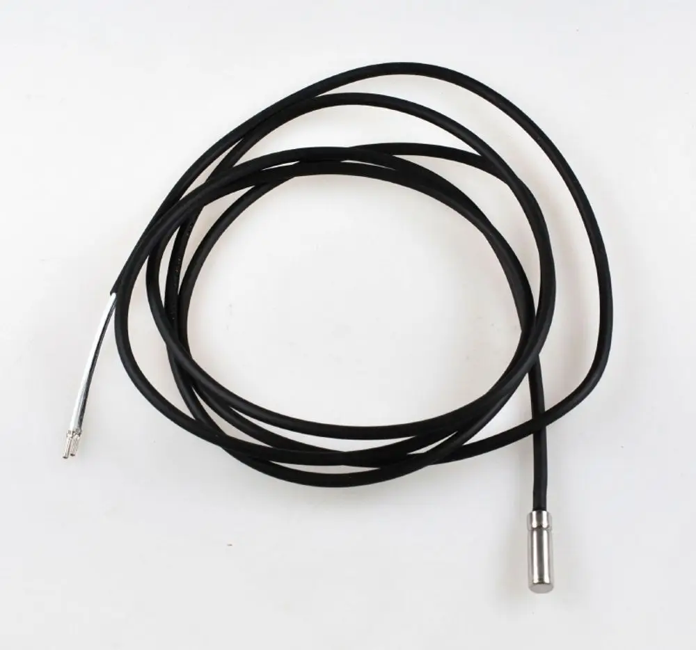 Sensor mit einem schwarzen Kabel und einem metallischen Ende. Verwendung in Verbindung mit Remko-Anlagen zur Temperaturmessung.