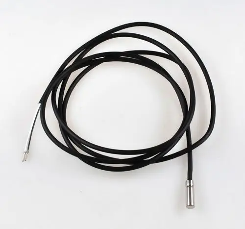 Sensor mit einem schwarzen Kabel und einem metallischen Ende. Verwendung in Verbindung mit Remko-Anlagen zur Temperaturmessung.