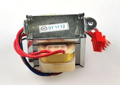 Transformator mit Metallgehäuse und mehreren Kabeln, hergestellt von Remko. Die Anschlussmöglichkeiten sind standardisiert, gut sichtbar im Bild.