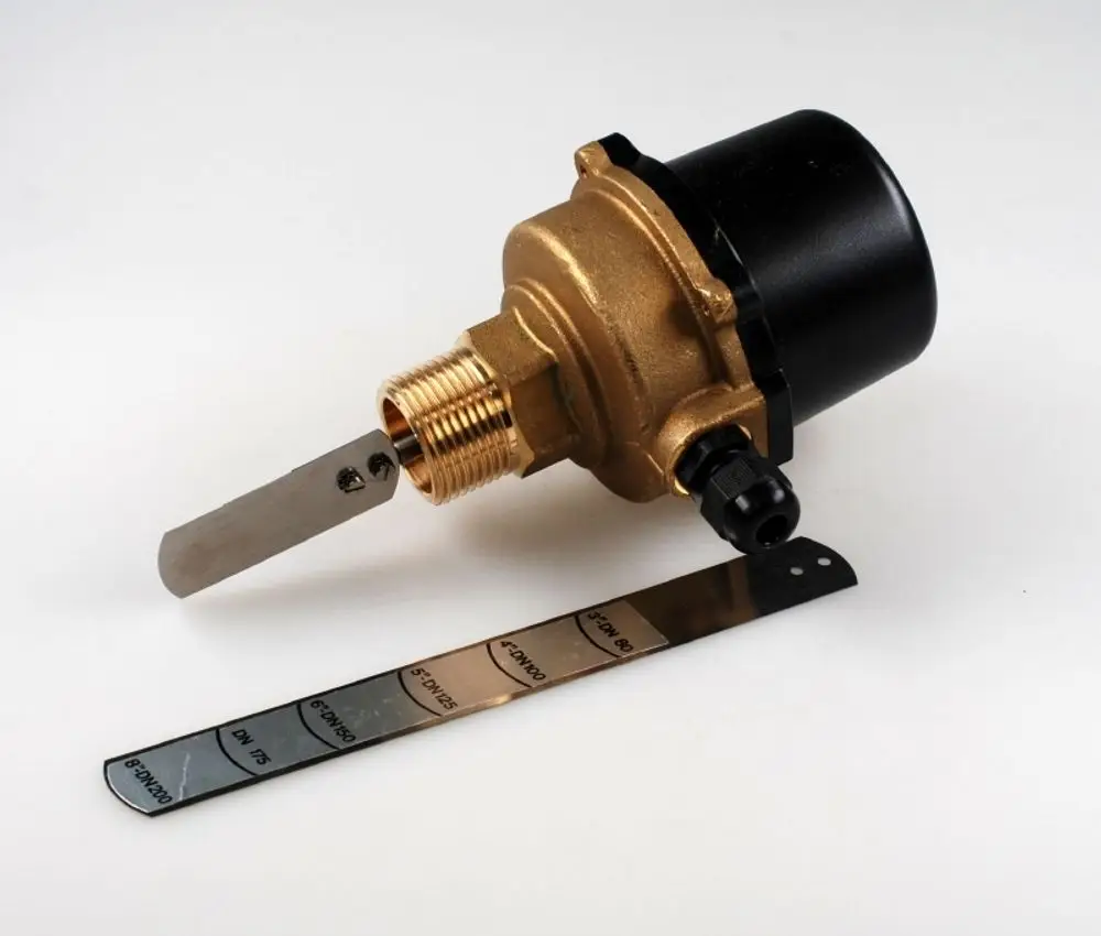 Differenzdruckwächter von Remko mit goldfarbenem Gehäuse, metallischer Messleiste und seitlichem Anschluss für Drucküberwachung.