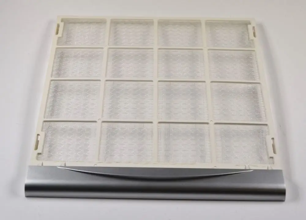 Luftfilter von Remko mit rechteckiger Form und abgerundeter Metallkante, bestehend aus mehreren transparenten und strukturierten Zellen.