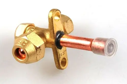 Absperrventil aus Messing mit Kupferrohr, hergestellt von Remko. Das Ventil hat zwei Anschlüsse und eine markierte Oberseite. Eignet sich für den Einsatz in Saugleitungen.