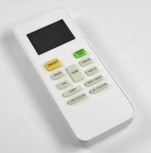 Weiße Fernbedienung von Remko mit Tasten für On/Off, Modus, Temperatur, Timer und weitere Funktionen. Display vorhanden, farbige Tasten für spezielle Einstellungen.