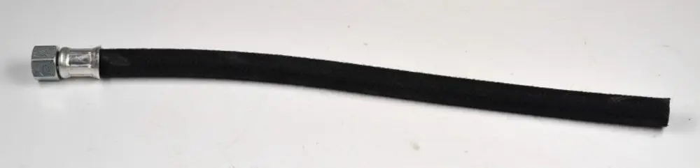 Schwarze Saugleitung mit Metallanschluss von Remko, flexibel und für den Einsatz in verschiedenen Anwendungen vorgesehen.