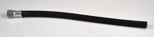 Schwarze Saugleitung mit Metallanschluss von Remko, flexibel und für den Einsatz in verschiedenen Anwendungen vorgesehen.
