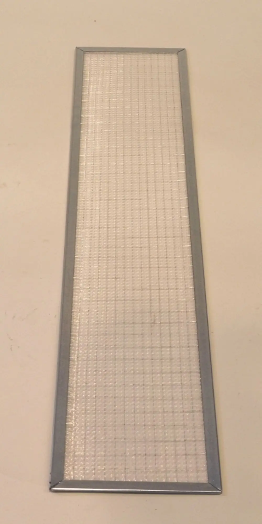 Luftfilter mit metallischem Rahmen, der eine gewebte Filteroberfläche zeigt, möglicherweise von der Marke Remko, auf einem hellen Untergrund.