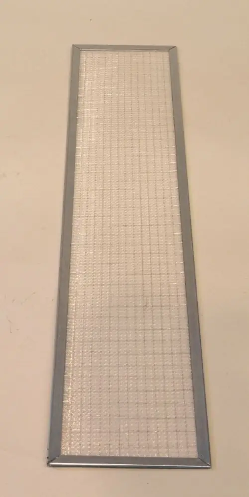 Luftfilter mit metallischem Rahmen, der eine gewebte Filteroberfläche zeigt, möglicherweise von der Marke Remko, auf einem hellen Untergrund.