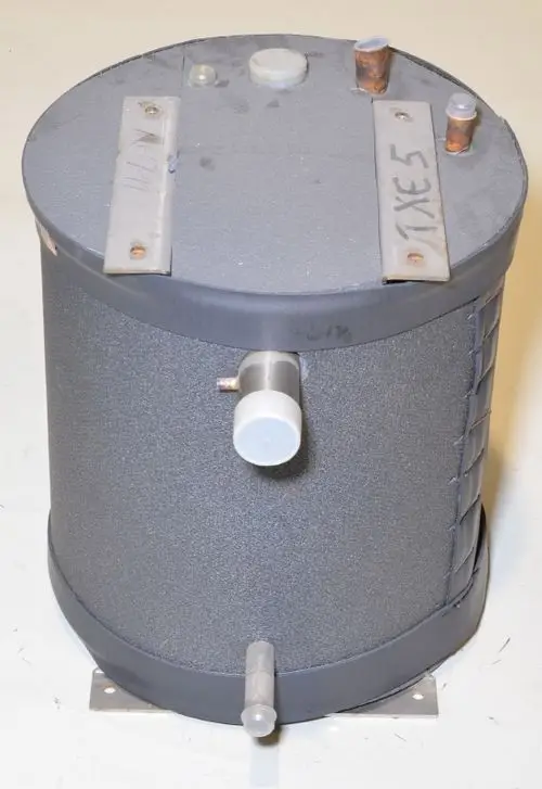 Rohr-in-Rohr-Wärmetauscher von Remko, zylindrische Bauform mit mehreren Anschlüssen, graue Oberfläche und Befestigungslöcher an der Basis.