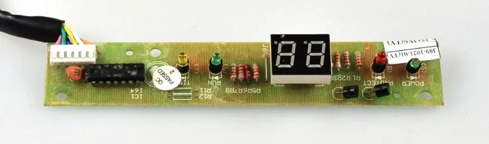 Anzeigeplatine mit LED-Display und mehreren elektronischen Komponenten, typisch für Steuerungssysteme, hergestellt von Remko.