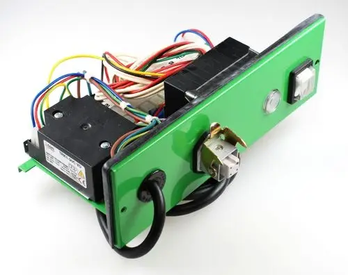 Grüne Elektrobaugruppe mit mehreren Kabeln, zwei Schaltern und einer Anschlussbuchse, hergestellt von Remko.