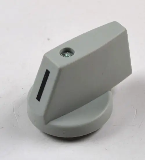 Grauer Knebel mit flachem Fuß und einer seitlichen schwarzen Markierung. Das Produkt stammt von Remko und scheint für die Steuerung geeignet zu sein.