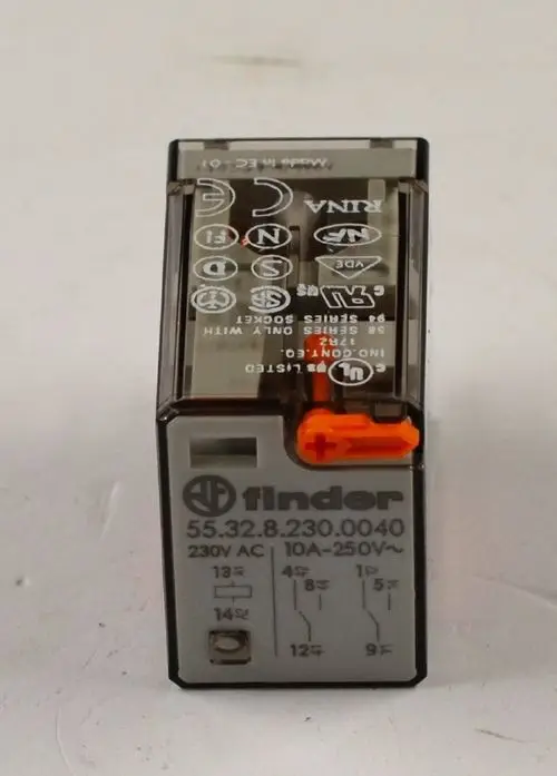 Hilfsrelais von Remko, rechteckige Bauform, transparente Abdeckung zur Sichtbarkeit der Anschlusskontakte, gekennzeichnete Symbole und Angaben zur elektrischen Spezifikation.