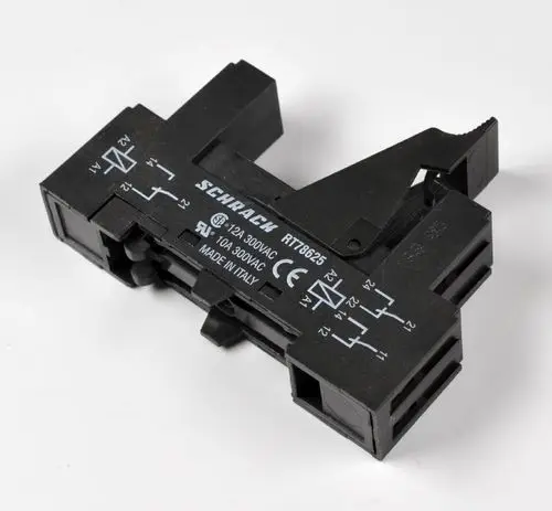 Schwarzfarbener Relais-Sockel mit mehreren Anschlüssen und Markierungen. Das Produkt stammt von der Marke Remko und ist für elektrische Anwendungen geeignet.