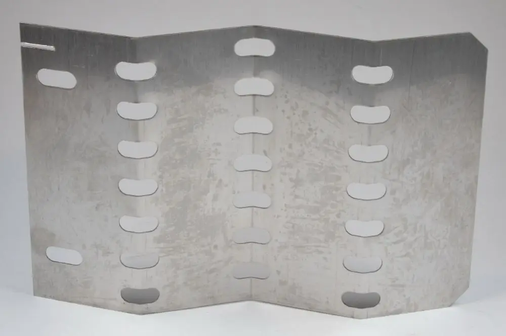 Aluminiumplatte mit mehreren länglichen Ausschnitten, die möglicherweise als Teil einer Rauchgasbremse von Remko dient. Die Platte hat eine gefaltete Form.