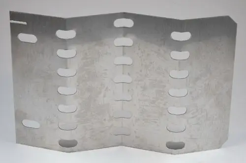 Aluminiumplatte mit mehreren länglichen Ausschnitten, die möglicherweise als Teil einer Rauchgasbremse von Remko dient. Die Platte hat eine gefaltete Form.