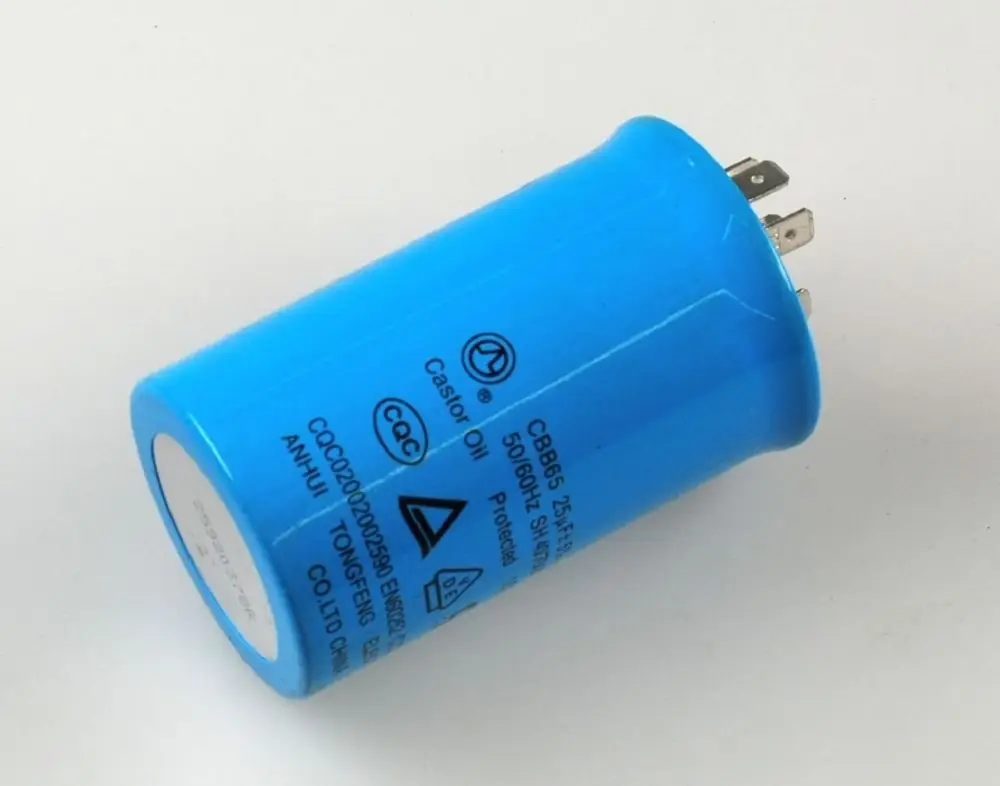 Blauer Elektrokondensator mit mehreren Anschlussstiften, gekennzeichnet mit Informationen zu Spannung und Frequenz, hergestellt von Remko.