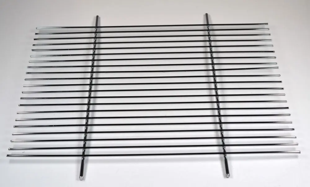 Blechgitter aus Metall mit parallelen Streben, zur Verwendung in Heizsystemen, hergestellt von Remko. Das Gitter ist gleichmäßig strukturiert und bietet stabilen Halt.