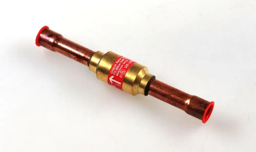 Rückschlagventil von Remko, metallisch mit roten Enden, zur Steuerung des Fluidflusses in Rohrleitungssystemen.