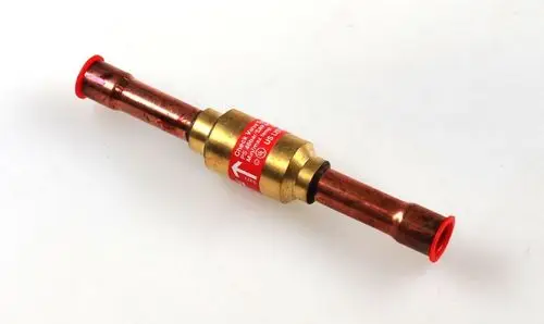 Rückschlagventil von Remko, metallisch mit roten Enden, zur Steuerung des Fluidflusses in Rohrleitungssystemen.