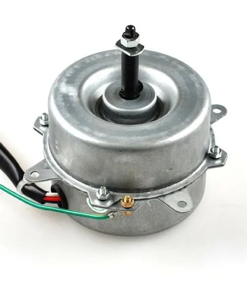 Remko Ventilatormotor mit metallischem Gehäuse und Kabelanschlüssen. Der Motor hat einen zentralen Achsenausschnitt und ist für den Einsatz in Verdampfern konzipiert.