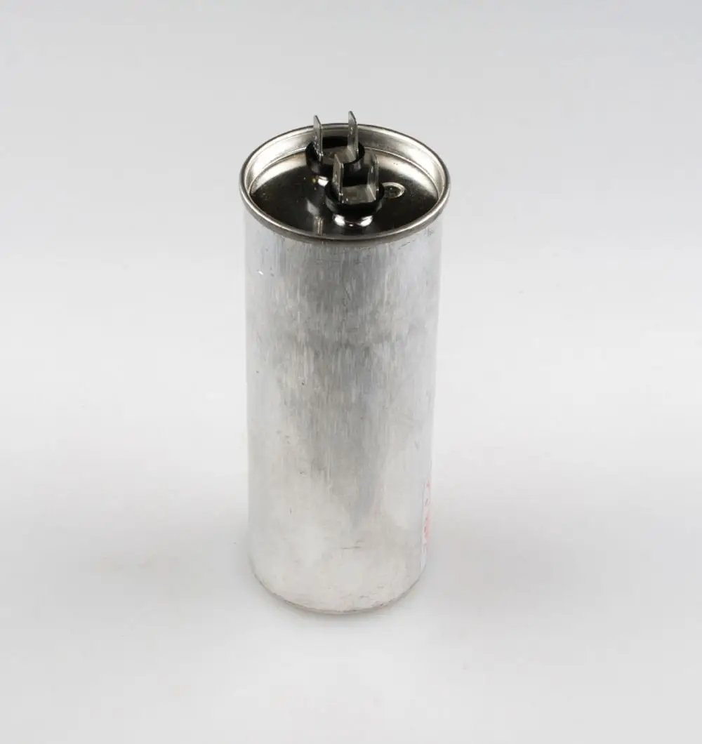 Aluminiuminierter Kondensator von Remko mit runder Form und zwei Anschlussklemmen an der Oberseite.
