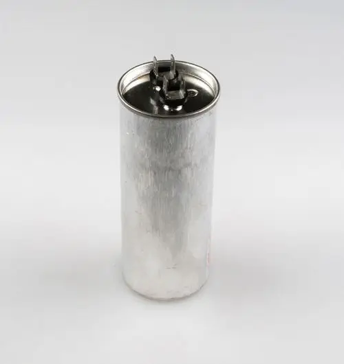 Aluminiuminierter Kondensator von Remko mit runder Form und zwei Anschlussklemmen an der Oberseite.