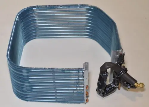 Verdampfer von Remko, runde Form mit parallel angeordneten Kühlrippen und seitlichen Anschlüssen, zur Verwendung in Klimaanlagen oder Kühlsystemen.