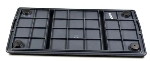 Schwarze Grundplatte mit mehreren Fächern und runden Füßen. Auf der Oberfläche befindet sich ein Aufkleber. Produkt von Remko.