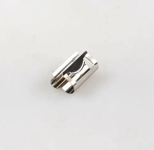 Edelstahl-Halteklammer von Remko, schlankes Design mit zwei Öffnungen, geeignet zur Befestigung oder Stabilisierung in verschiedenen Anwendungen.