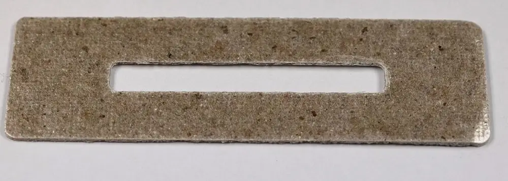 Isolationsplatte aus einem grau-braunen Material mit mittiger Durchlassöffnung, hergestellt von Remko. Sie hat eine rechteckige Form und eine flache Oberfläche.