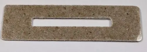 Isolationsplatte aus einem grau-braunen Material mit mittiger Durchlassöffnung, hergestellt von Remko. Sie hat eine rechteckige Form und eine flache Oberfläche.